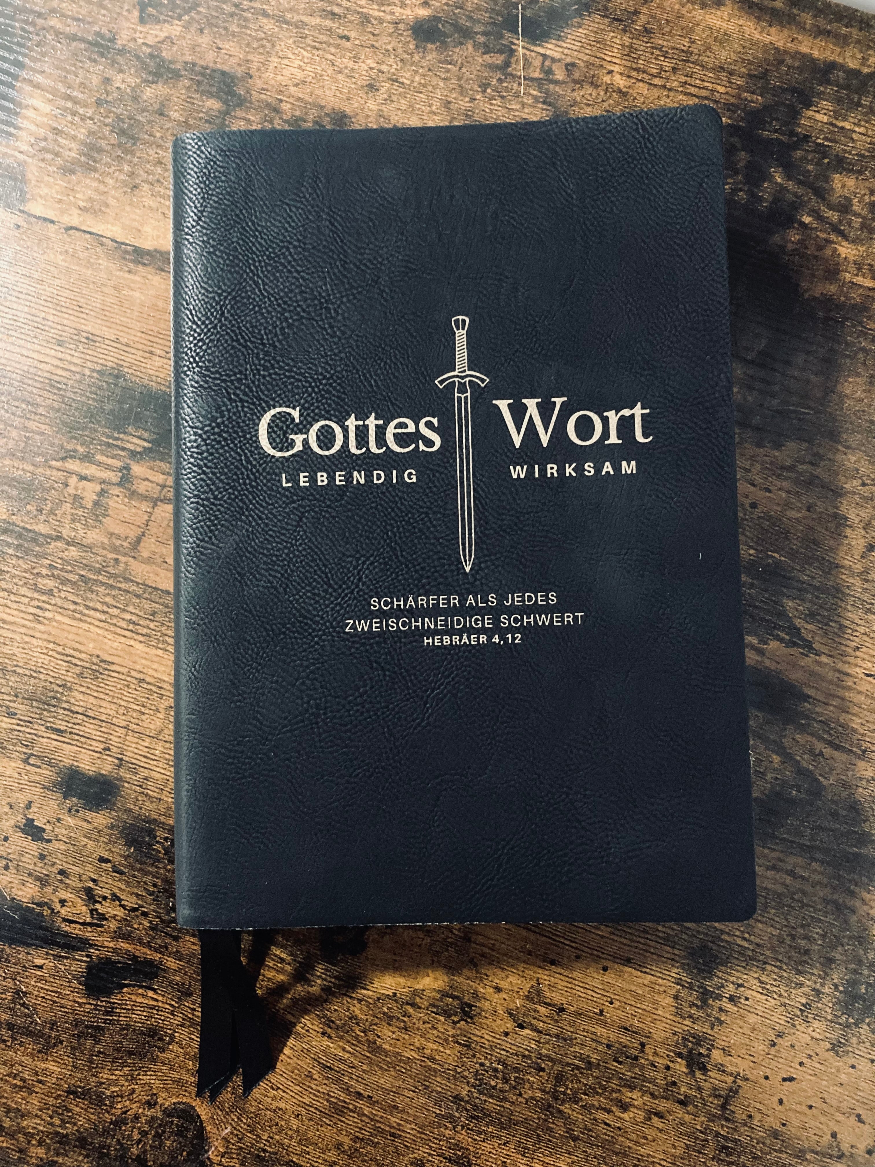 Bibel neu einbebunden mit handgefertigtem Bibelcover aus  Echtleder oder Kunstleder mit Prägung oder Gravur – ReBible Bibelrestaurierung & Bibelreparatur